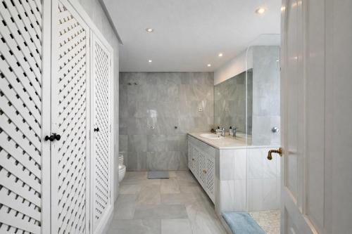 Charming 4 BR in Exclusive Camoján Blanco - RDR549