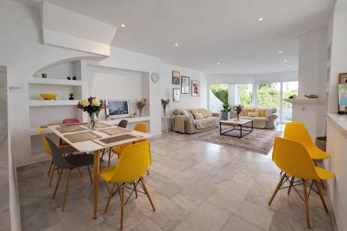 Charming 4 BR in Exclusive Camoján Blanco - RDR549