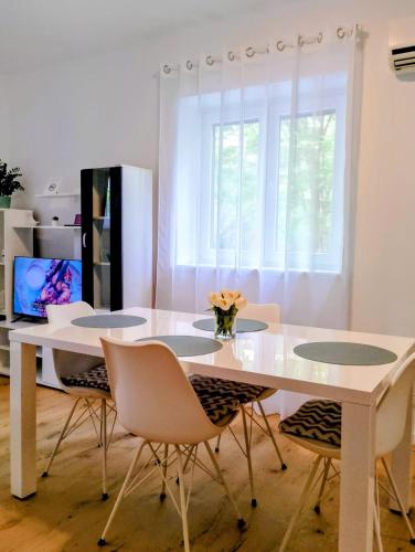 Apartman Tirkiz near Center with Free Parking