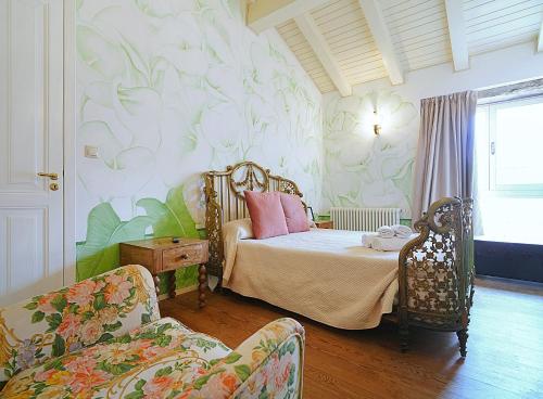 a bedroom with a bed with pink pillows on it at Guest house SAL E PEDRA in Villanueva de Arosa