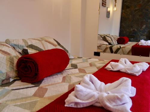 a room with a bed with towels and a mirror at Rincon del descanso in Salento