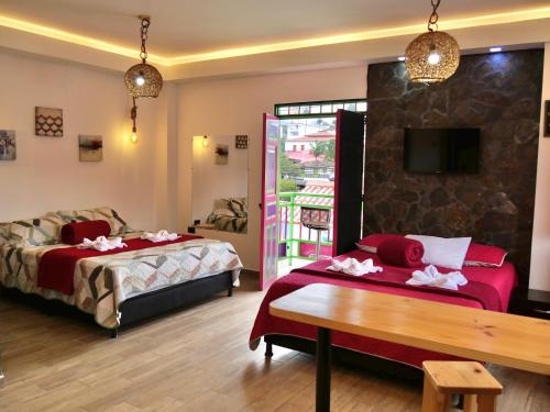 a hotel room with two beds and a table at Rincon del descanso in Salento