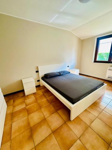 a bedroom with a large bed in a room at Mamisà 4 - appartamenti e camere private con bagno in Schio