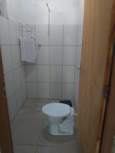 a bathroom with a white toilet in a room at Bella Serra in Iporanga
