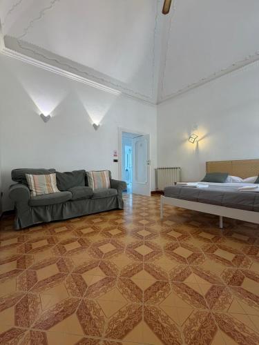 a living room with a bed and a couch at Naturalis Historia Meta in Meta