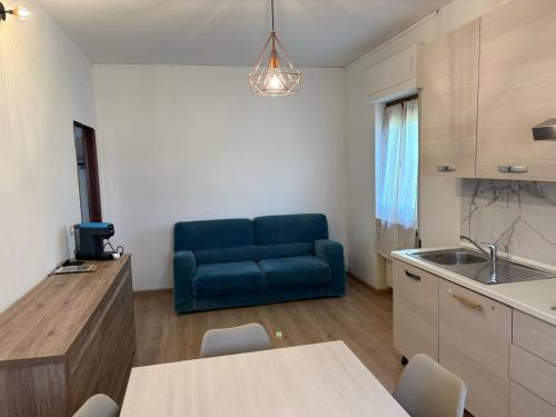 a living room with a blue couch in a kitchen at Casa D'Agostino in Cortona