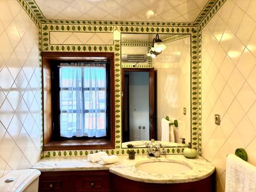 a bathroom with a sink and a mirror at Casa de praia com piscina in Árvore