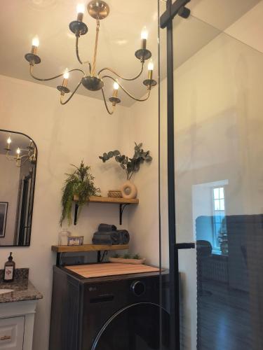 a laundry room with a washer and a chandelier at Maison meublée et équipée, clé en main pour séjours 31 jours et plus! in Quebec City