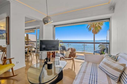 Ref 2060 Cannes beachfront apartment with sea view