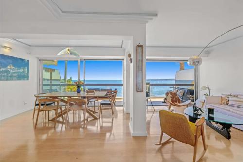 Ref 2060 Cannes beachfront apartment with sea view