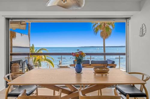Ref 2060 Cannes beachfront apartment with sea view