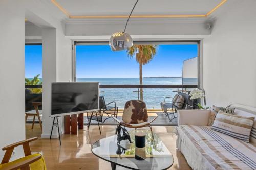 Ref 2060 Cannes beachfront apartment with sea view