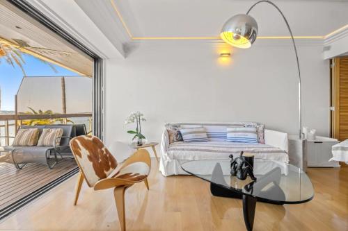 Ref 2060 Cannes beachfront apartment with sea view