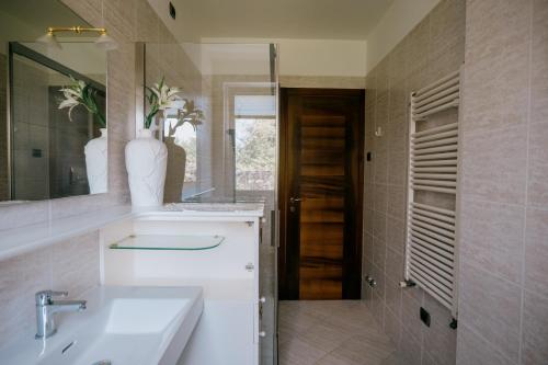 a bathroom with a sink and a mirror at Riva Serena - Appartamento Oasi in Castelnuovo del Garda