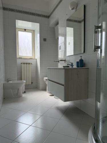 a bathroom with a sink and a tub and a toilet at Naturalis Historia Meta in Meta