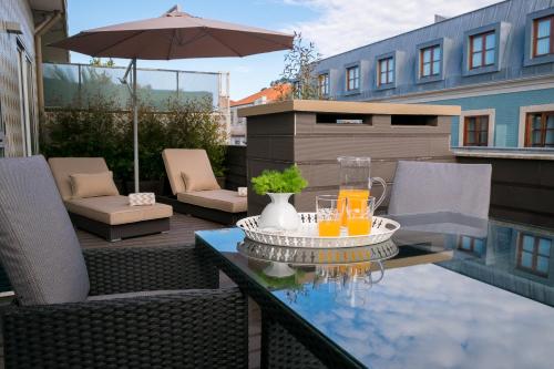 un patio con una mesa con bebidas. en Simon Guest Apartments, en Oporto