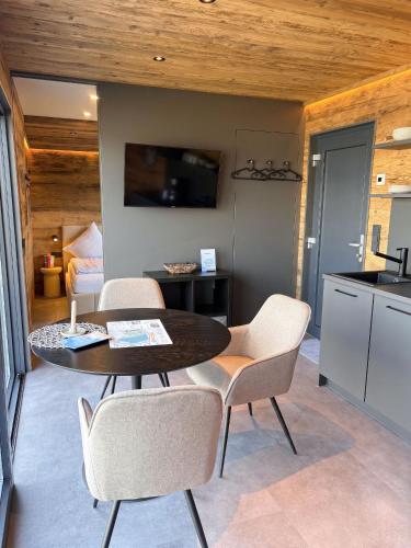 a kitchen and dining room with a table and chairs at Friesensee Camping und Ferienpark in Wittmund