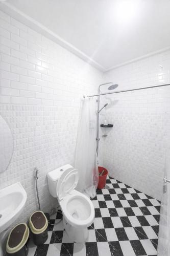 a white bathroom with a toilet and a sink at Affordable MODERN Up to 16 Pax Near Aqua Planet & Clark International Airport in Angeles