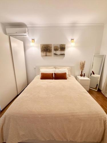 a bedroom with a large bed in a room at Horizonte da Vinha in Santo Tirso