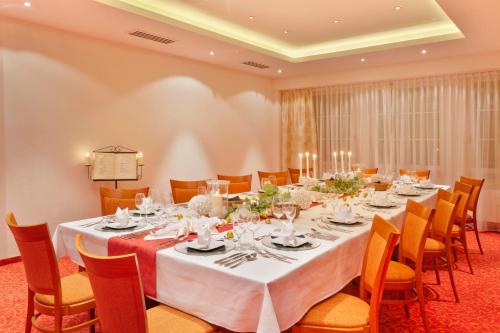 a conference room with a long table and chairs at Hotel Schlosskrone in Füssen