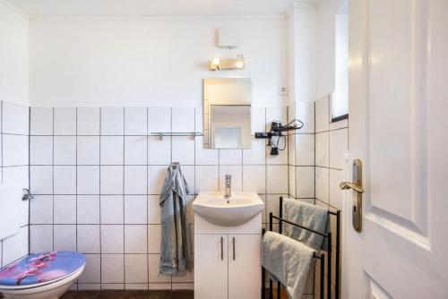 a bathroom with a sink and a toilet at Ferienwohnung Schack in Hoisdorf