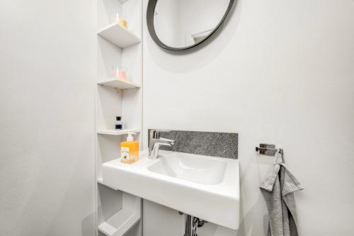 1 Bedroom Apartment in Neubau, 8 min city center, AC, Parking