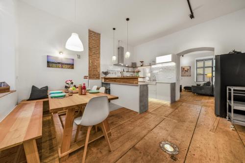 1 Bedroom Apartment in Neubau, 8 min city center, AC, Parking