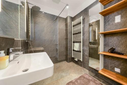1 Bedroom Apartment in Neubau, 8 min city center, AC, Parking