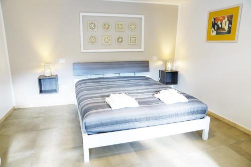 馬泰拉的住宿－Rizzi Residence，一间卧室配有一张带两个枕头的床