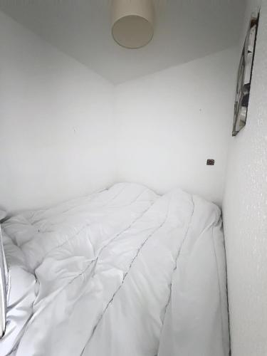 a white bed in a white room at Pies de Mer in Fort-Mahon-Plage