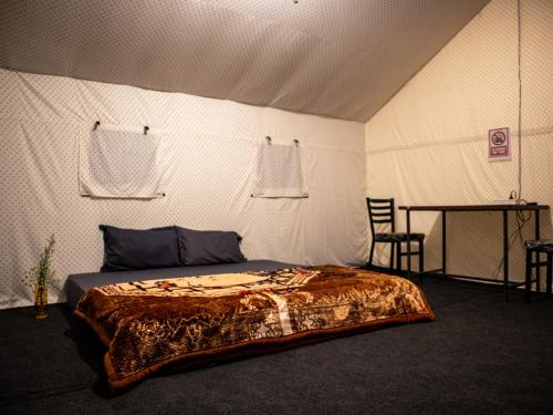 a bedroom with a bed in a tent at GoingZero Luxury Camps Jispa in Jispa