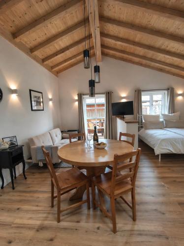 a living room with a wooden table and a couch at Appartment am Angerweg in Warngau