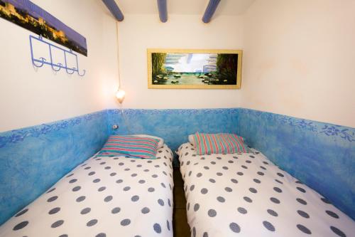 two beds sitting next to each other in a room at Alojamiento Rural El Brazal in Lanjarón