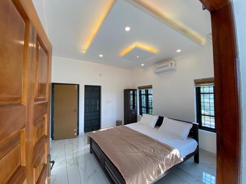 a bedroom with a bed in a room at Pappa's Holidays in Sultan Bathery