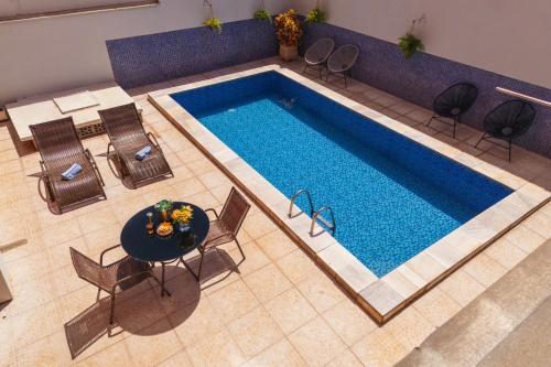 an overhead view of a pool with chairs and a table at Hotel Dan Inn Barretos by Nacional Inn in Barretos