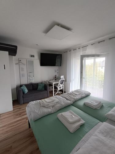 ein Schlafzimmer mit zwei Betten und ein Wohnzimmer in der Unterkunft Hotel Konty Self-Service in Kąty Opolskie