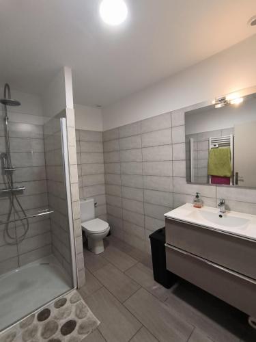a bathroom with a tub and a sink and a toilet at Maison Tarnos in Tarnos
