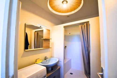 a bathroom with a sink and a mirror at Château de Ravenel in Ravenel
