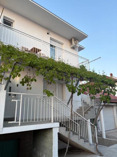 Modern Studio Apartment Tome with Terrace, Free Parking & Wi-Fi, Zadar