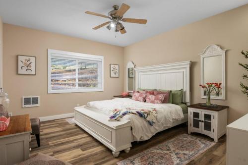 a bedroom with a bed and a ceiling fan at Peaks View Bunk House in Hillsboro
