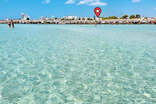 a view of the clear water of a beach at La Casa sulla Spiaggia Torre San Giovanni - Coste del Sud it in Torre San Giovanni Ugento