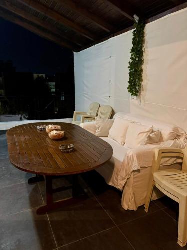 Greek hospitality with Free Double Parking and 1000mbps WiFi