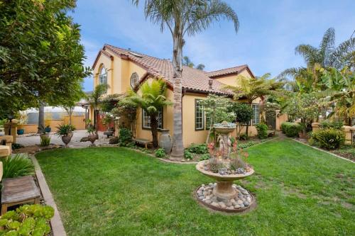 a house with a yard with a fountain at Acanto Del Mar in Aptos
