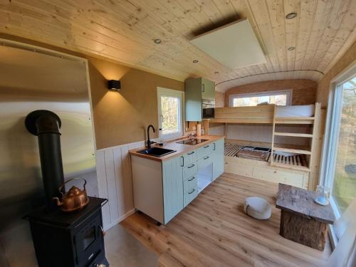 a kitchen in a tiny house with a stove at Auszeit in stilvollem Tiny House in Elsdorf