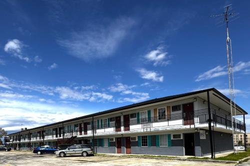 a building with cars parked in a parking lot at Briarwood Motel Near Valdosta University I 75 in Valdosta