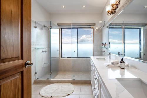 a bathroom with a shower and a sink at Villas Catalina 7 in Potrero