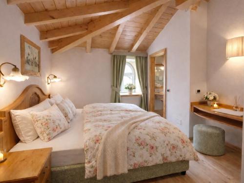 ein Schlafzimmer mit einem großen Bett und einem Waschbecken in der Unterkunft Central Heritage Adults Only in Moena