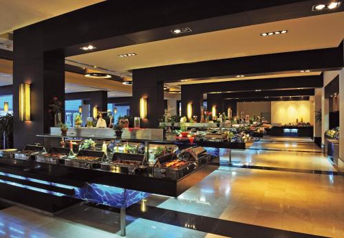 una fila di cibo a buffet nella hall di un hotel di Susesi Luxury Resort a Belek