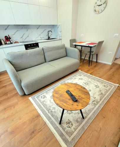 un soggiorno con un divano e un tavolo di Harmony BnB a Tirana