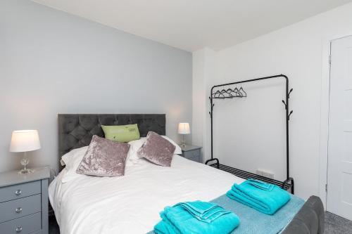 a bedroom with a bed with two towels on it at Rivermead - Gorgeous 3 Bed Maisonette with Patio in Horsham